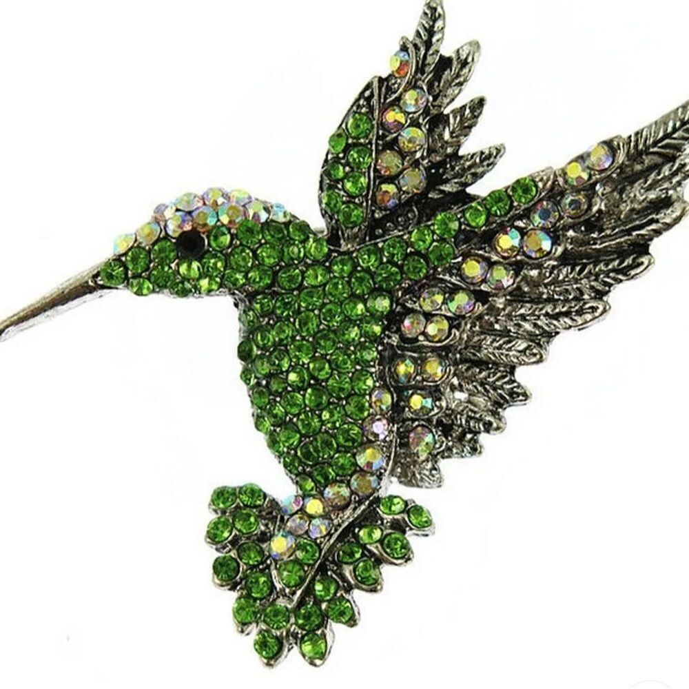 💚 Betsey Johnson sparkling green crystal hummingbird brooch.  Beautiful … 💚
